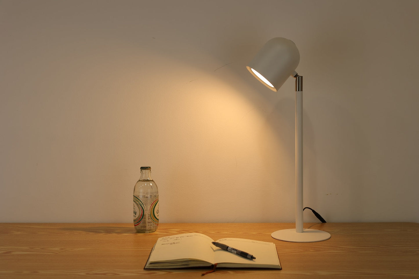 Klassische & minimalistische Schreibtischlampe - mit Sockel - Weiß