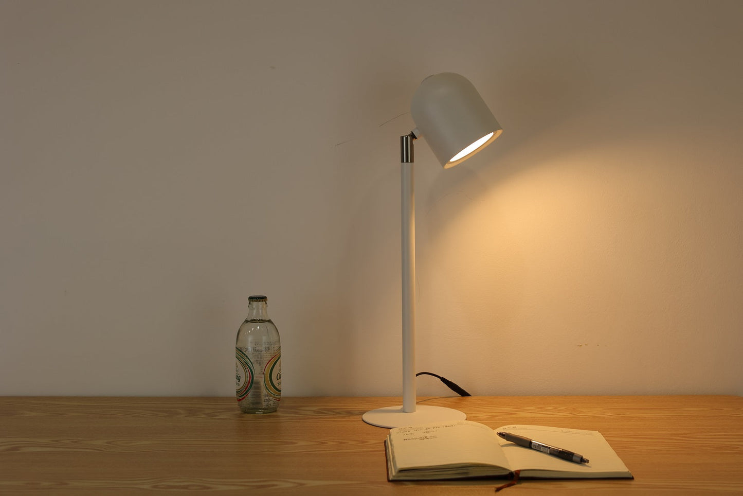 Klassische & minimalistische Schreibtischlampe - mit Sockel - Weiß