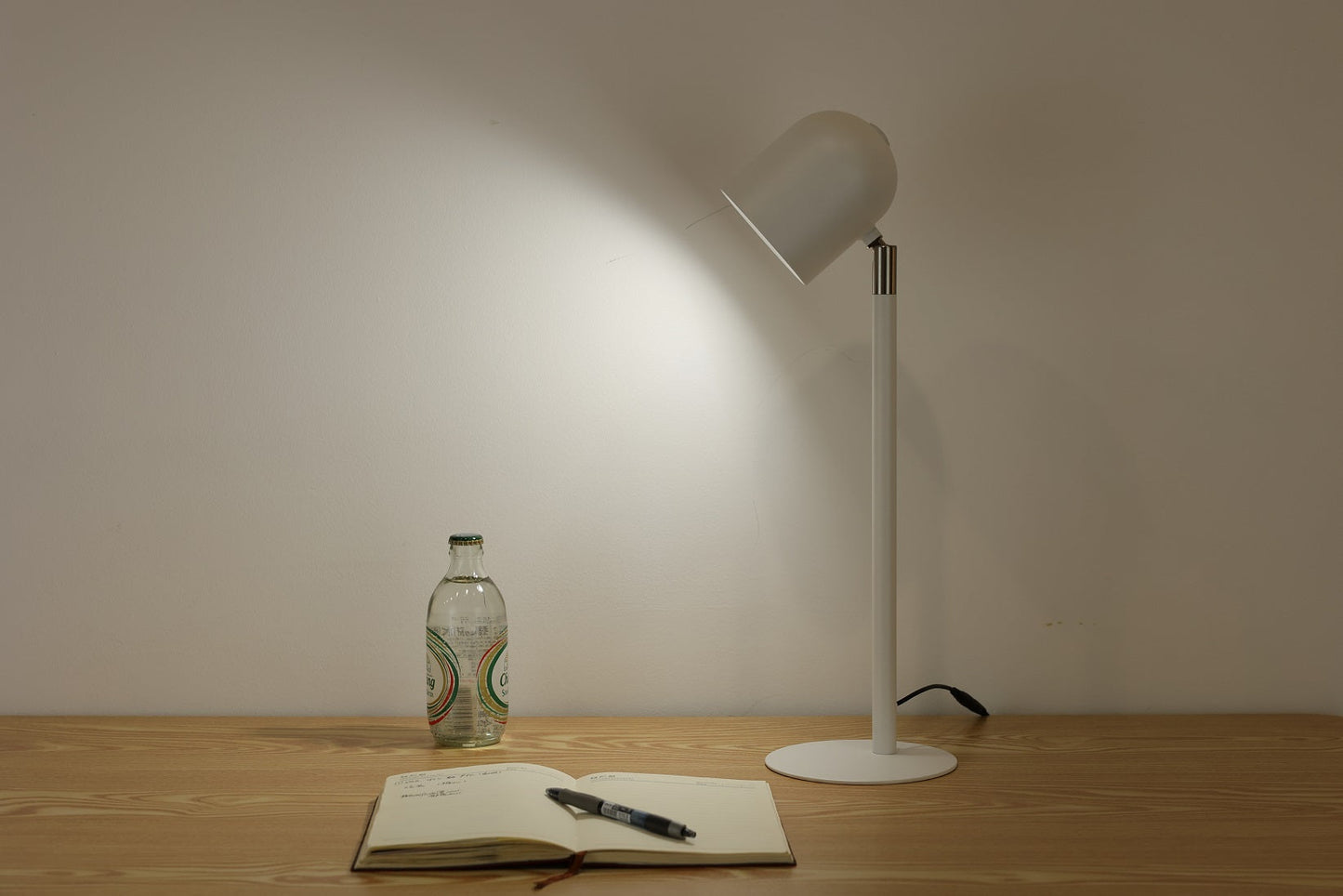 Klassische & minimalistische Schreibtischlampe - mit Sockel - Weiß