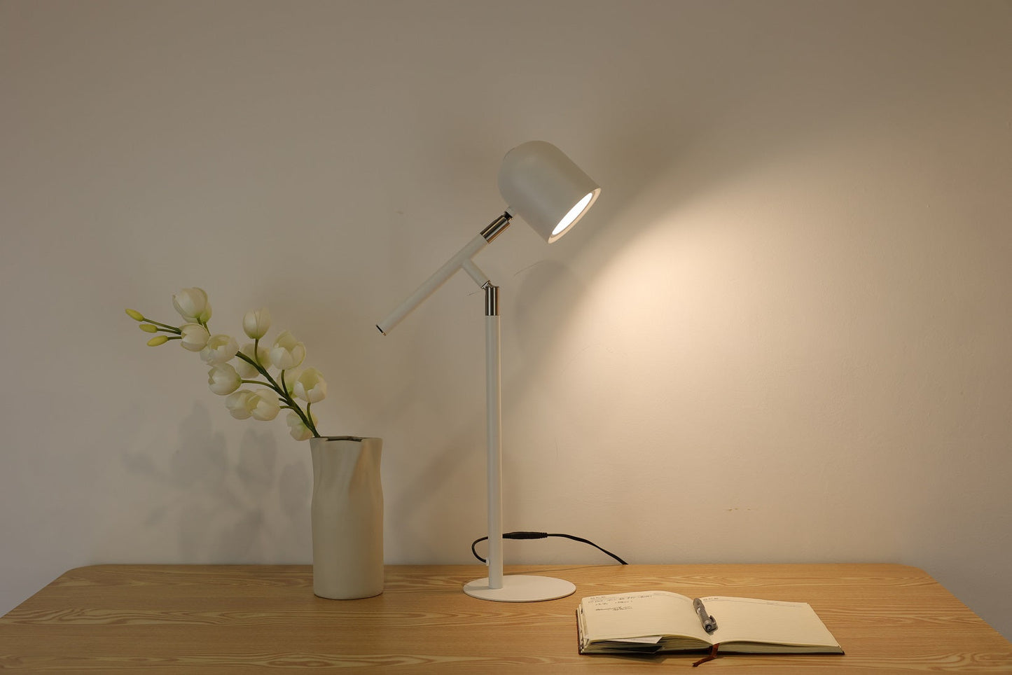 Klassische & minimalistische Schreibtischlampe - mit Sockel & transformierbarem Arm - Weiß