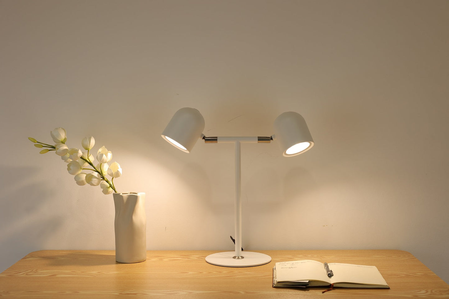 Minimalistische Schreibtischlampe - mit Sockel und zwei Lampen - Weiß