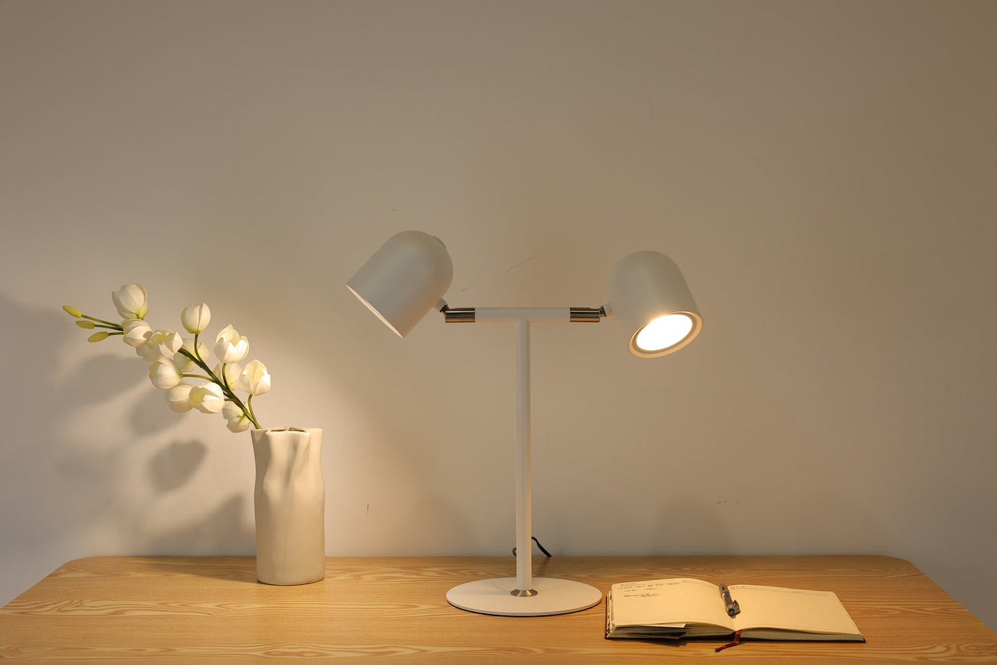 Minimalistische Schreibtischlampe - mit Sockel und zwei Lampen - Weiß