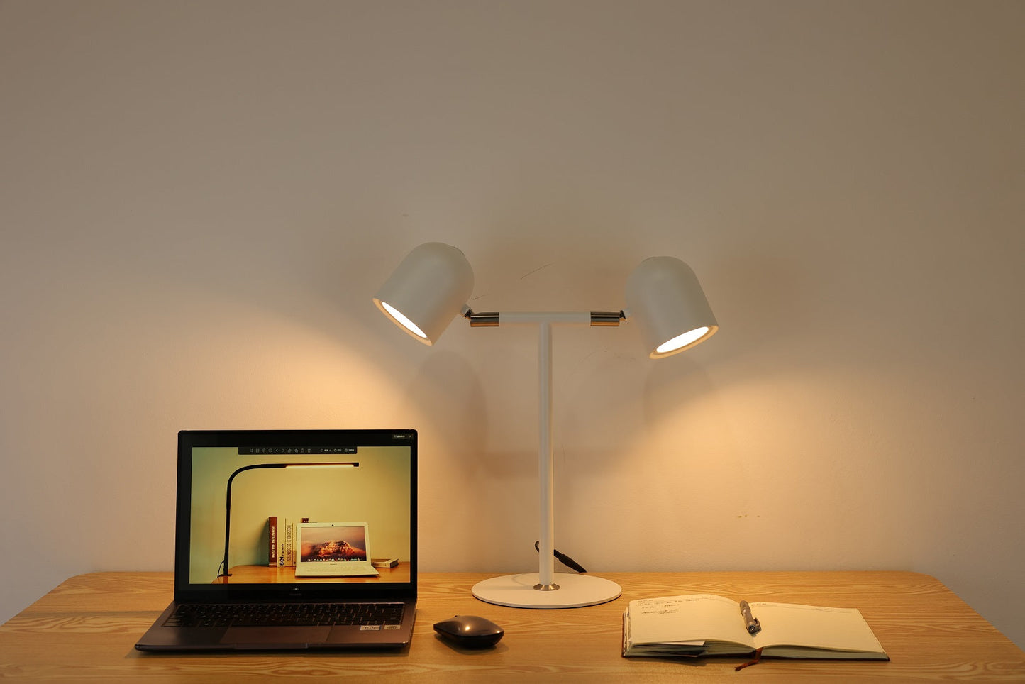 Minimalistische Schreibtischlampe - mit Sockel und zwei Lampen - Weiß