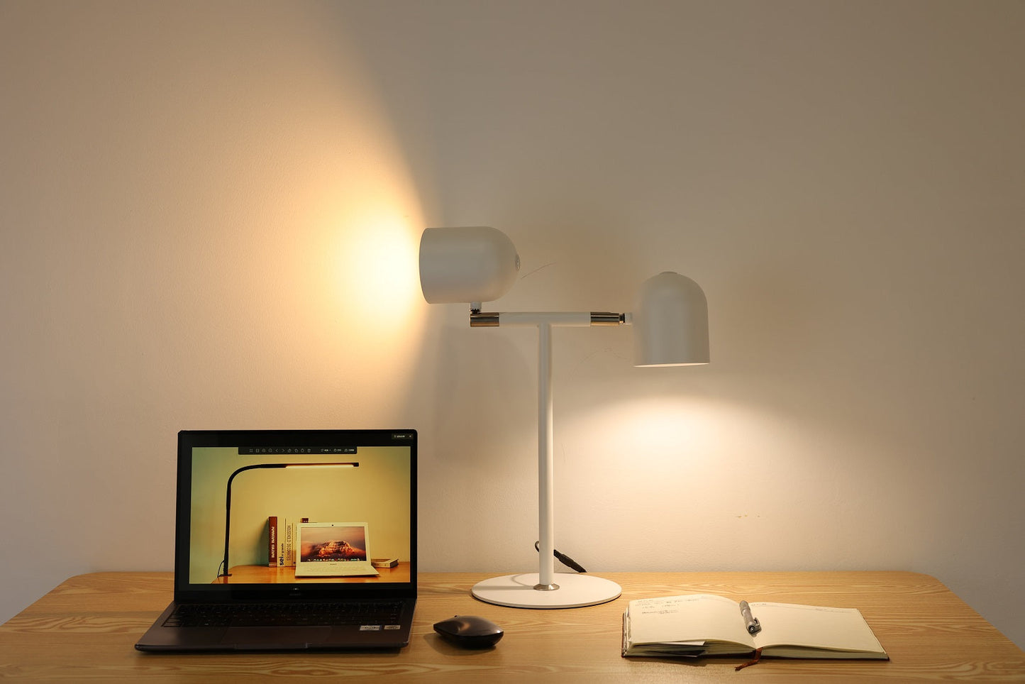 Minimalistische Schreibtischlampe - mit Sockel und zwei Lampen - Weiß