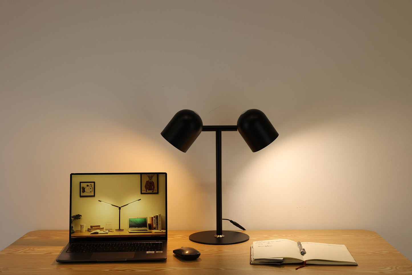 Minimalistische Schreibtischlampe - mit Sockel und zwei Lampen - Schwarz