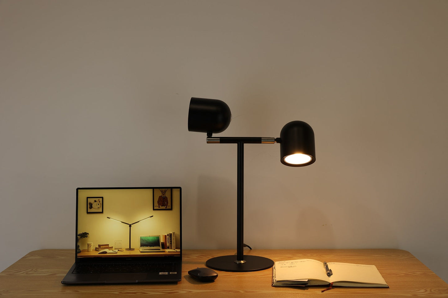 Minimalistische Schreibtischlampe - mit Sockel und zwei Lampen - Schwarz