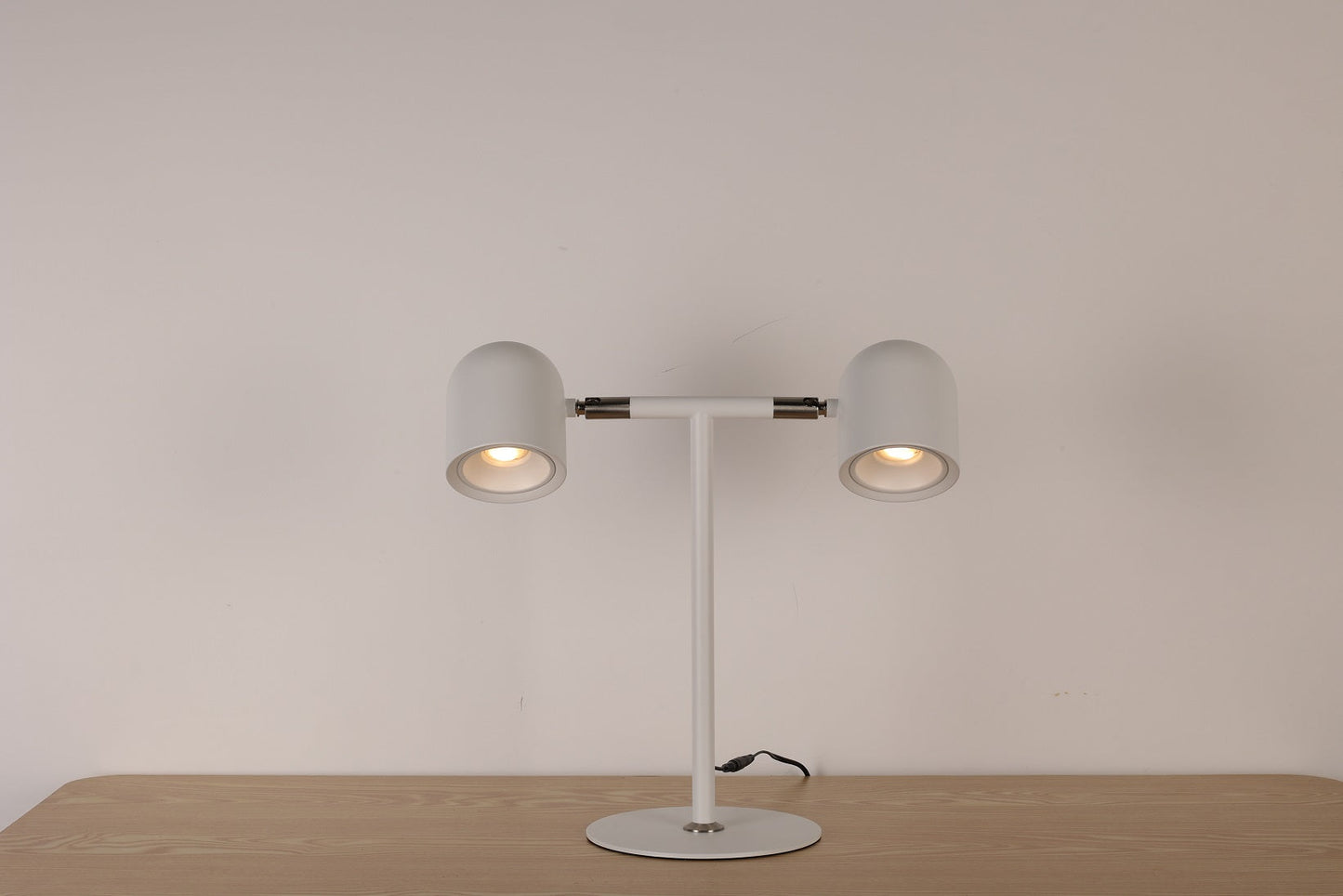 Minimalistische Schreibtischlampe - mit Sockel und zwei Lampen - Weiß