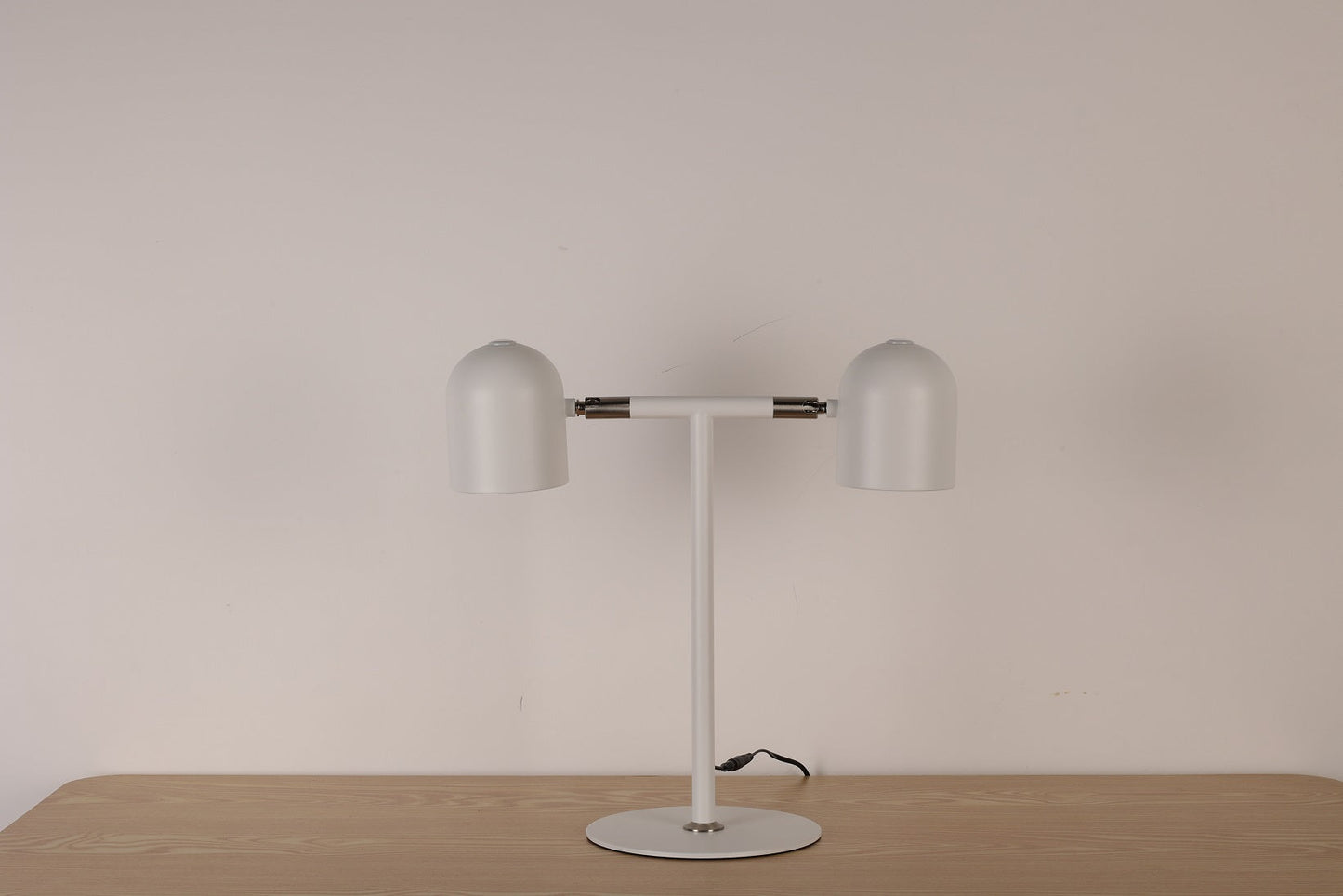 Minimalistische Schreibtischlampe - mit Sockel und zwei Lampen - Weiß