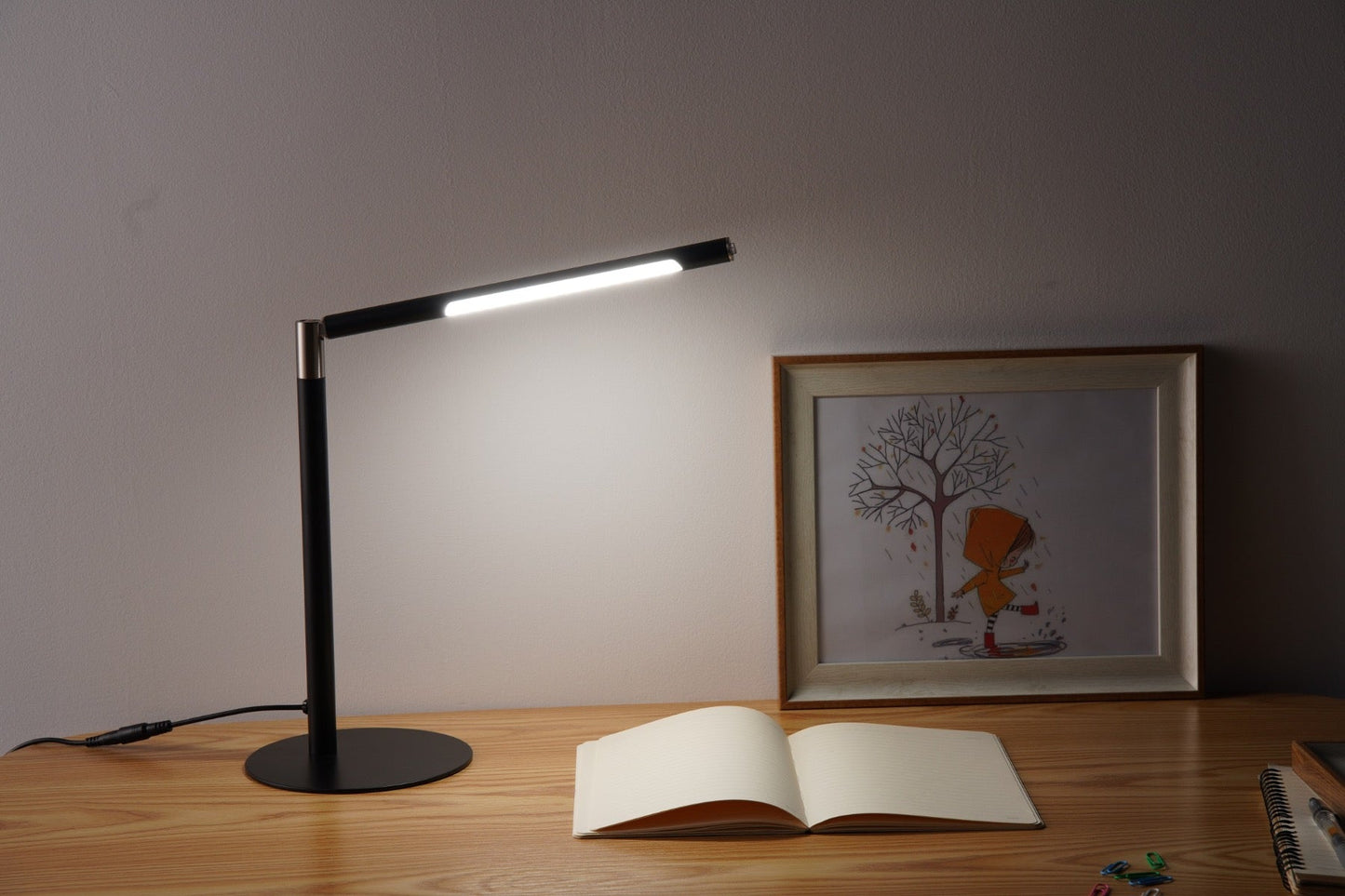 Minimalist desk lamp - Black - 200 lumens